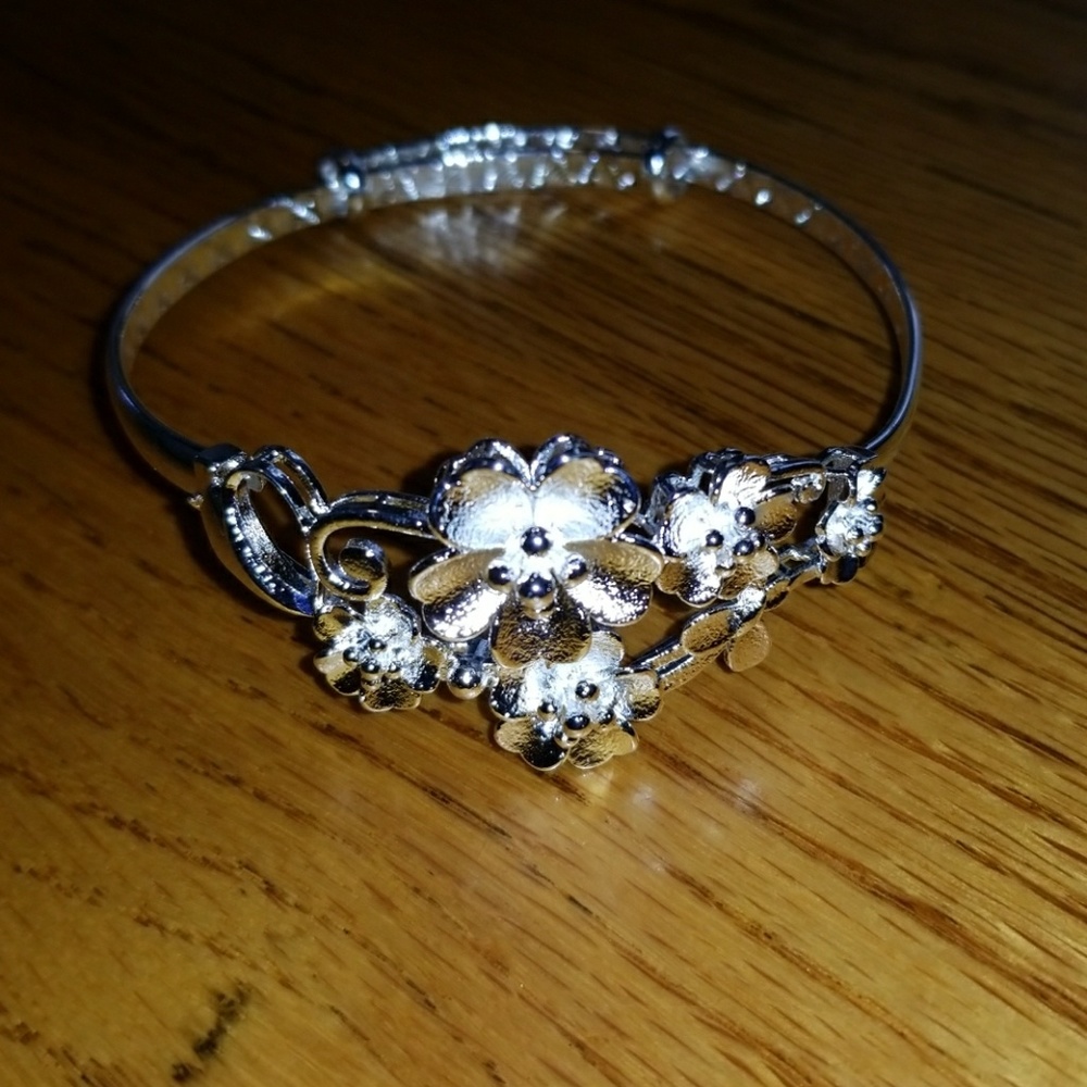 Gorgeous Sterling silver bangle